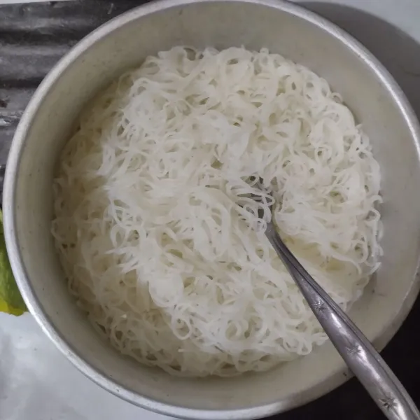 Seduh bihun dengan air panas hingga mengembang lalu tiriskan.