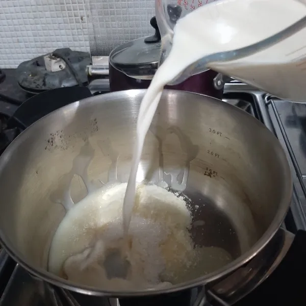 Campur semua bahan puding dalam panci lalu aduk hingga rata, kemudian panaskan sambil diaduk hingga mendidih.