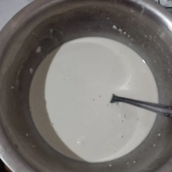 Campurkan bahan tepung, aduk rata. Kemudian tambahkan air dan margarin cair. Aduk rata jangan sampai ada yang menggumpal.