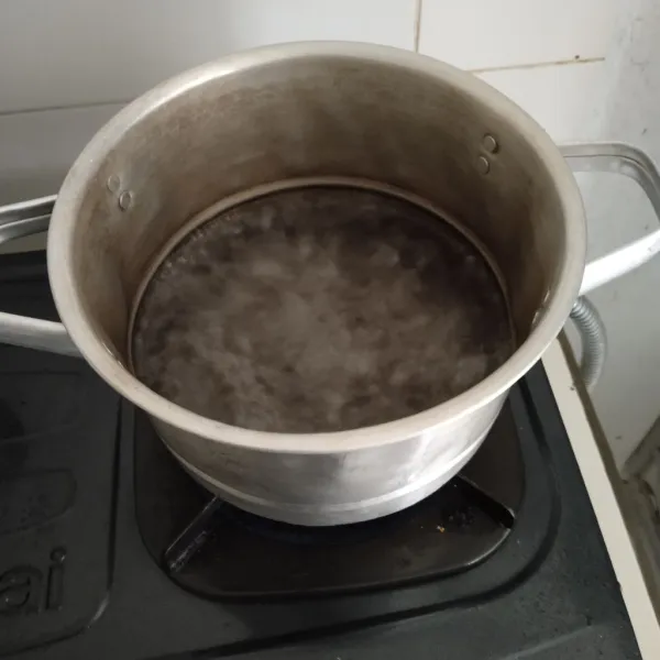 Didihkan air.