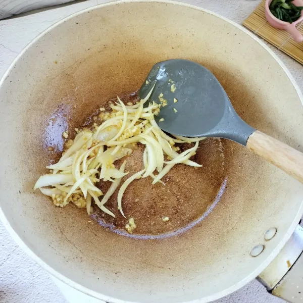 Cairkan kembali mentega, tumis bawang putih dan bawang bombay sampai harum.