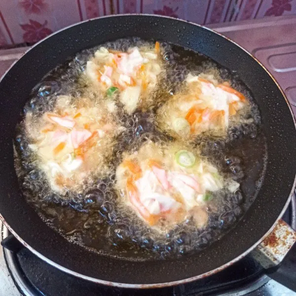 Panaskan minyak goreng secukupnya, setelah minyak cukup panas masukkan adonan bala-bala secukupnya, goreng hingga kecoklatan.