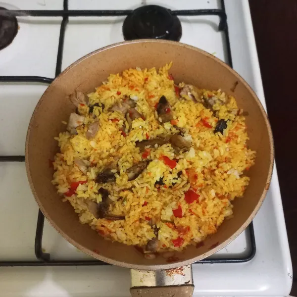 Masak hingga nasi goreng matang, angkat dan sajikan selagi hangat.