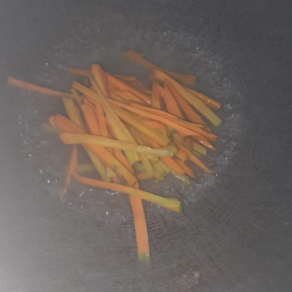 Ambil wortel kemudian potong korek api lalu rebus sebentar tambahkan sedikit garam.