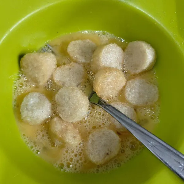 Campurkan telur, garam, kaldu bubuk dan lada bubuk, aduk rata masukan pempek yang sudah di goreng tadi. Aduk kembali.