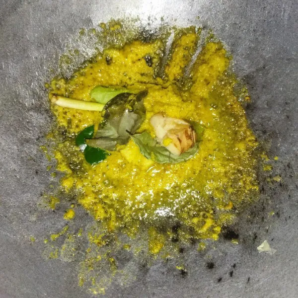 Tumis bumbu halus hingga harum, tambahkan daun salam, daun jeruk, serai, lengkuas dan jahe.