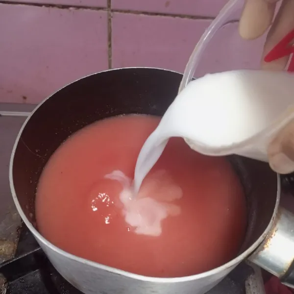 Tambahkan jus jambu merah dan susu cair, aduk rata.