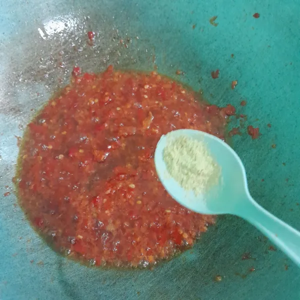 Masukkan cabe merah ke dalam wajan lalu tambahkan kaldu bubuk.