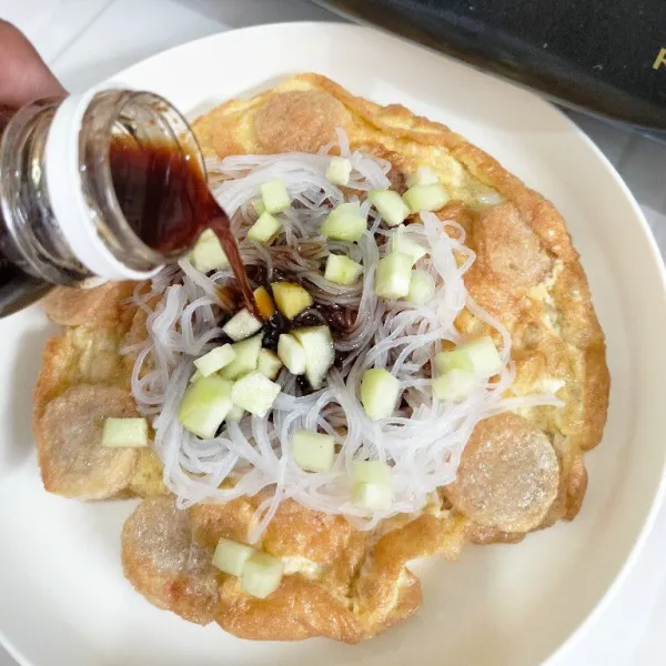 Lalu letakan pempek lenggang di atas piring saji beri toping bihun dan potongan timun. Tuang kuah cuko secukupnya. Siap disajikan.