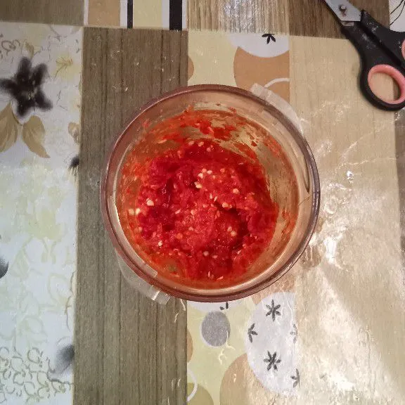 Blender bahan cabe, tomat dan bawang sampai halus.