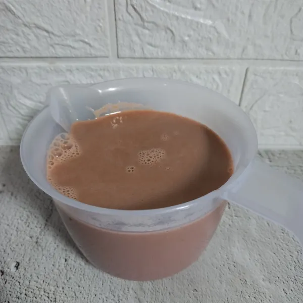 Pindahkan ke dalam wadah yang mudah untuk menuang ke dalam botol.