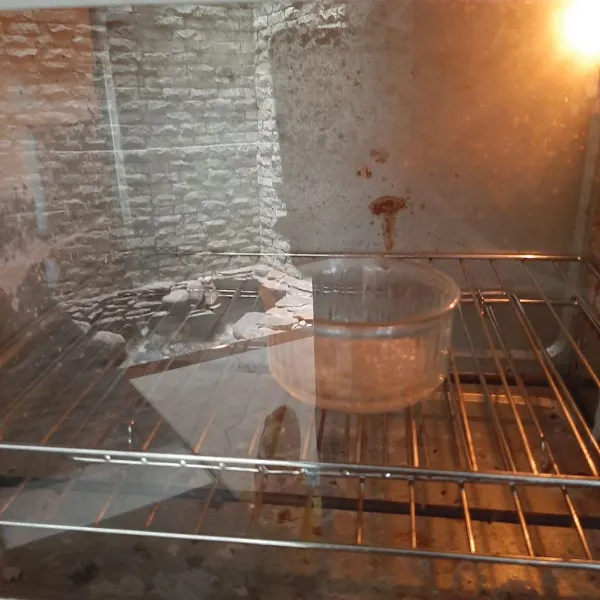 Panaskan gula menggunakan oven atau microwave hingga menjadi coklat, jika dirasa terlalu lama setelah gula mulai mengkristal keluarkan wadah berisi gula lalu gunakan heat gun untuk membuat karamel.