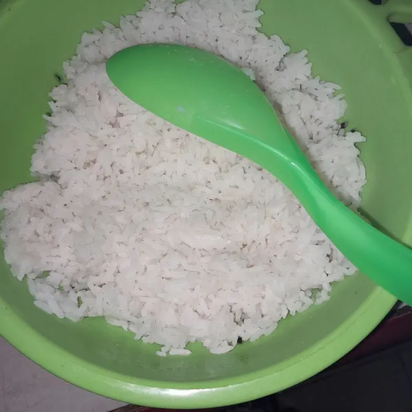 Siapkan nasi putih lalu hancurkan.