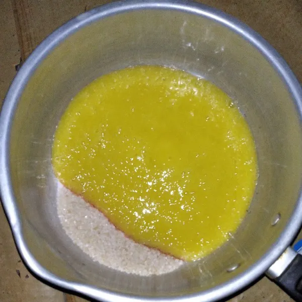 Campur mangga, bubuk jelly dan gula hingga rata