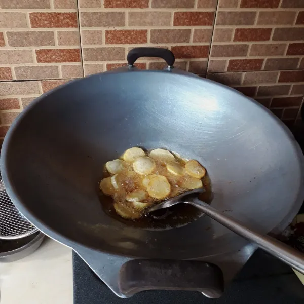 Potong kentang dengan ketebalan 1/2 cm lalu goreng hingga matang dan tiriskan.
