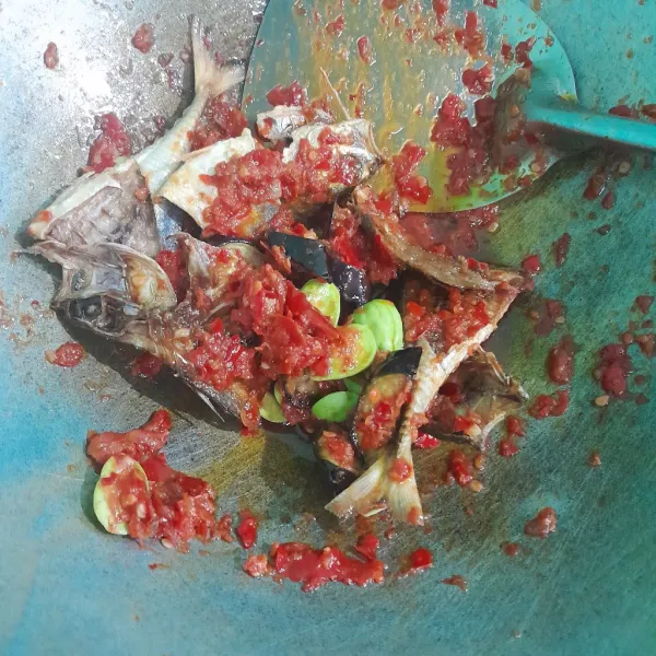 Setelah cabe dingin, masukkan ikan asin belah lalu aduk rata. Setelah matang merata, angkat dan sajikan selagi hangat.