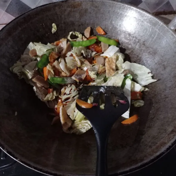 Kemudian masukkan kol, kapri, kekian dan bakso, bumbui garam, kecap manis, saus tiram, gula pasir dan kaldu bubuk  lalu aduk rata, tuang air.