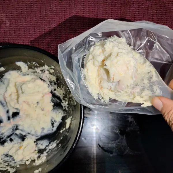 Kemudian kocok whipped cream hingga mengental lalu masukkan kedalam plastik segitiga