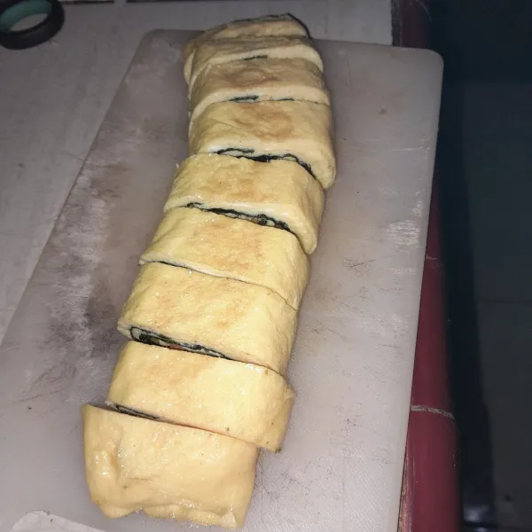Potong telur gulung dan siap di sajikan.