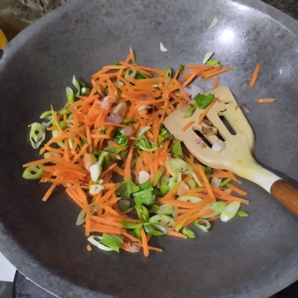 Masukkan wortel dan daun bawang, tumis hingga layu.