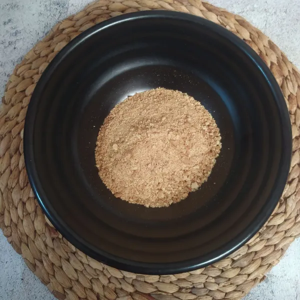 Hancurkan biskuit.