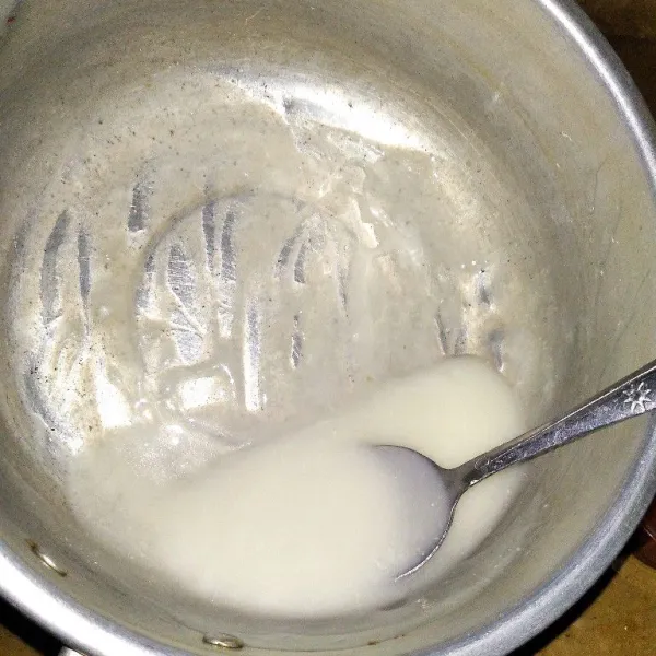 Campur semua bahan vla, masak hingga mengental