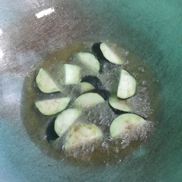 Goreng terong sampai kuning keemasan.