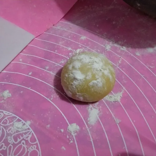 Bagi adona menjadi 12 bagian, sekitar 40 gr. Bulatkan lalu tutup agar dough tak kering.