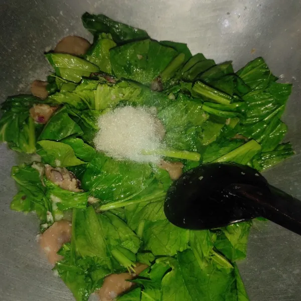 Tambahkan sawi hijau, aduk sebentar. Lalu masukan gula pasir dan penyedap rasa.