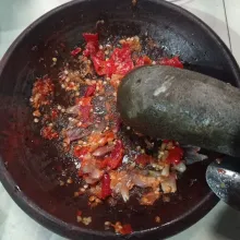 Haluskan cabe merah, cabe rawit dan bawang putih.