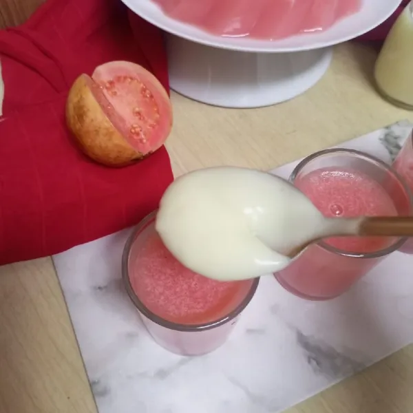 Sajikan dengan vla vanila dan potongan jambu merah.