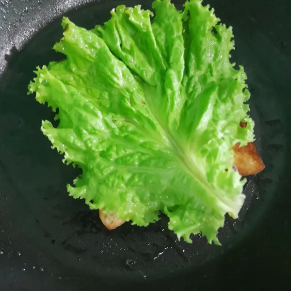 Beri satu lembar daun selada.