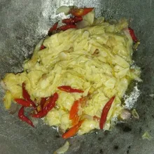 Masukkan kembang tahu dan air, masak hingga kembang tahu menjadi lembut.