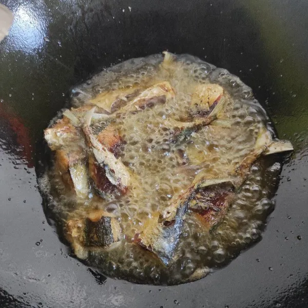 Goreng ikan kembung hingga matang.