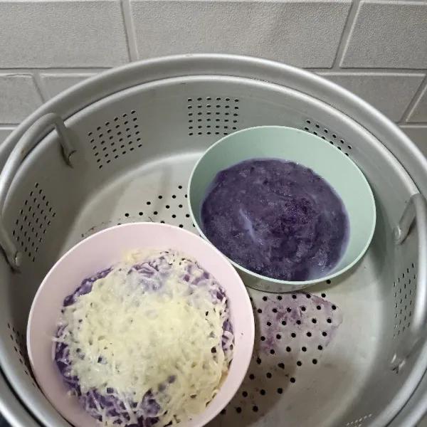 Tuang dalam mangkuk dan bagi sama rata. Beri taburan keju. Lalu kukus 10 menit.  Siap sajikan. Empuk manis yummy.