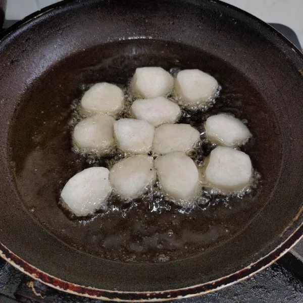 Goreng pempek hingga berkulit.