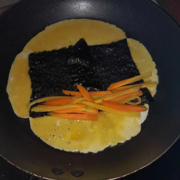 Dadar telur terlebih dulu lalu masukkan nori dan wortel, gulung perlahan.
