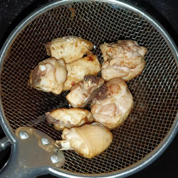Bumbui ayam dengan garam, kaldu jamur dan jeruk nipis, lalu marinasi sekitar 15 menit, goreng ayam sampai matang, angkat dan tiriskan.