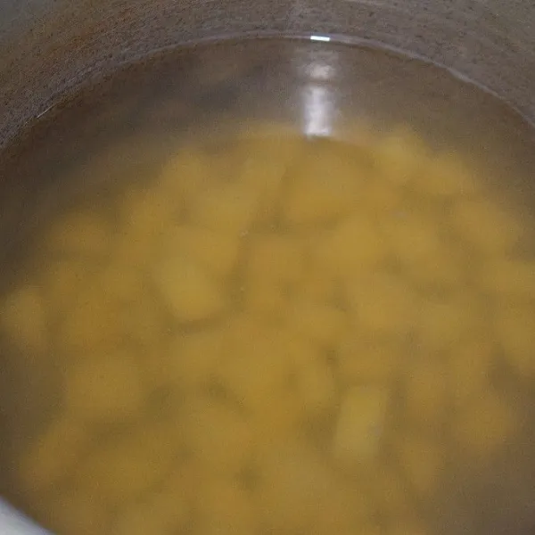 Siapkan panci berisi air, setelah mendidih masukkan kentang dan masak hingga setengah matang. Lalu tiriskan.