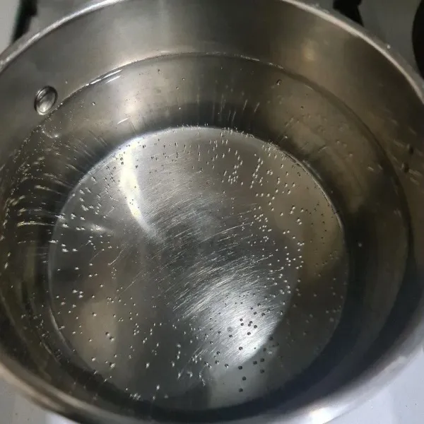 Didihkan air.