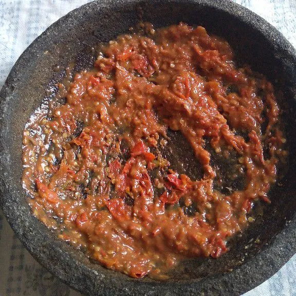 Haluskan sambal.