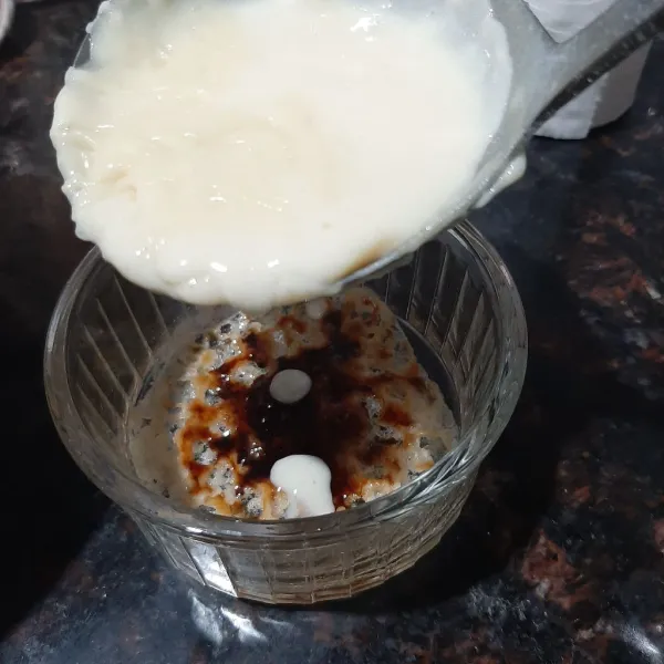 Tuang adonan pudding dalam cetakan berisi karamel, dinginkan puding hingga benar benar set.