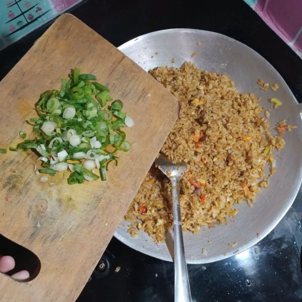 Setelah kecap sudah merata keseluruh nasi, cek rasa, matikan api nya, kemudian masukan irisan daun bawang, aduk rata, sajikan.