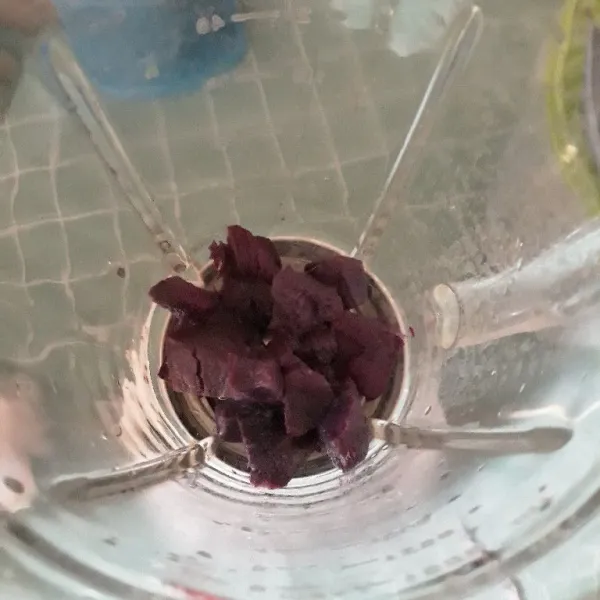 Kupas ubi ungu yang sudah di kukus lalu masukkan ke dalam blender