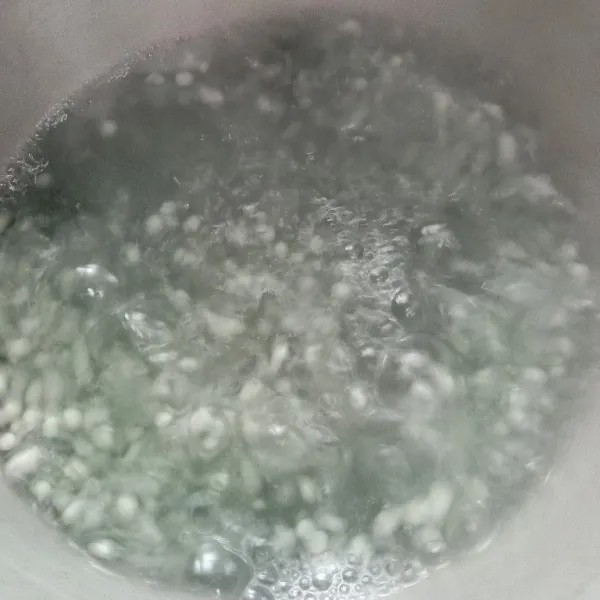 Panaskan air, tunggu mendidih. Masukkan sagu mutiara putih, aduk sebentar. Rebus selama 5 menit, tambahkan pewarna biru, aduk rata, tutup panci rebus, matikan api. Diamkan 30 menit.