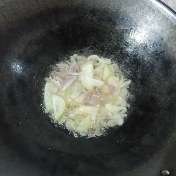 Tumis bumbu iris sampai layu dan harum.
