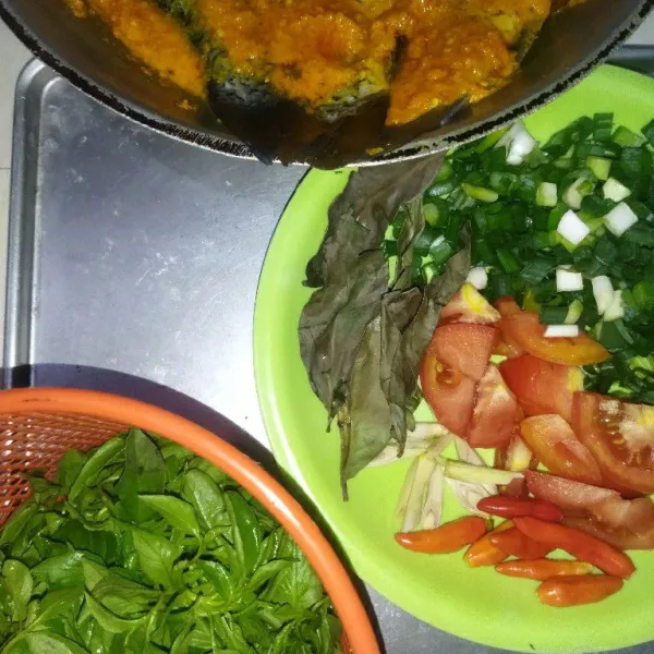 Siapkan daun kemangi, potongan daun bawang, serai, tomat, cabe rawit dan daun salam.
