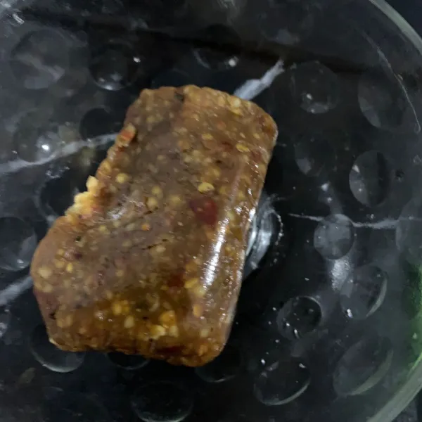 Siapkan bumbu pecel instan.