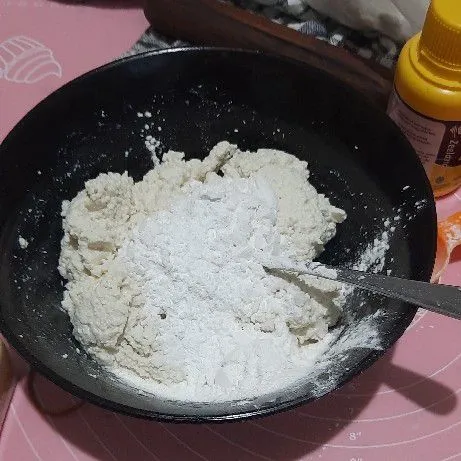 Masukkan tepung terigu, tepung tapioka, dan baking powder kemudian aduk rata.
