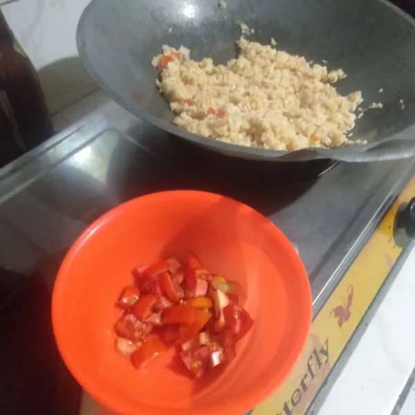 Masukkan irisan tomat, aduk rata dan koreksi rasa. Jika sudah pas, matikan kompor dan sajikan dalam piring.